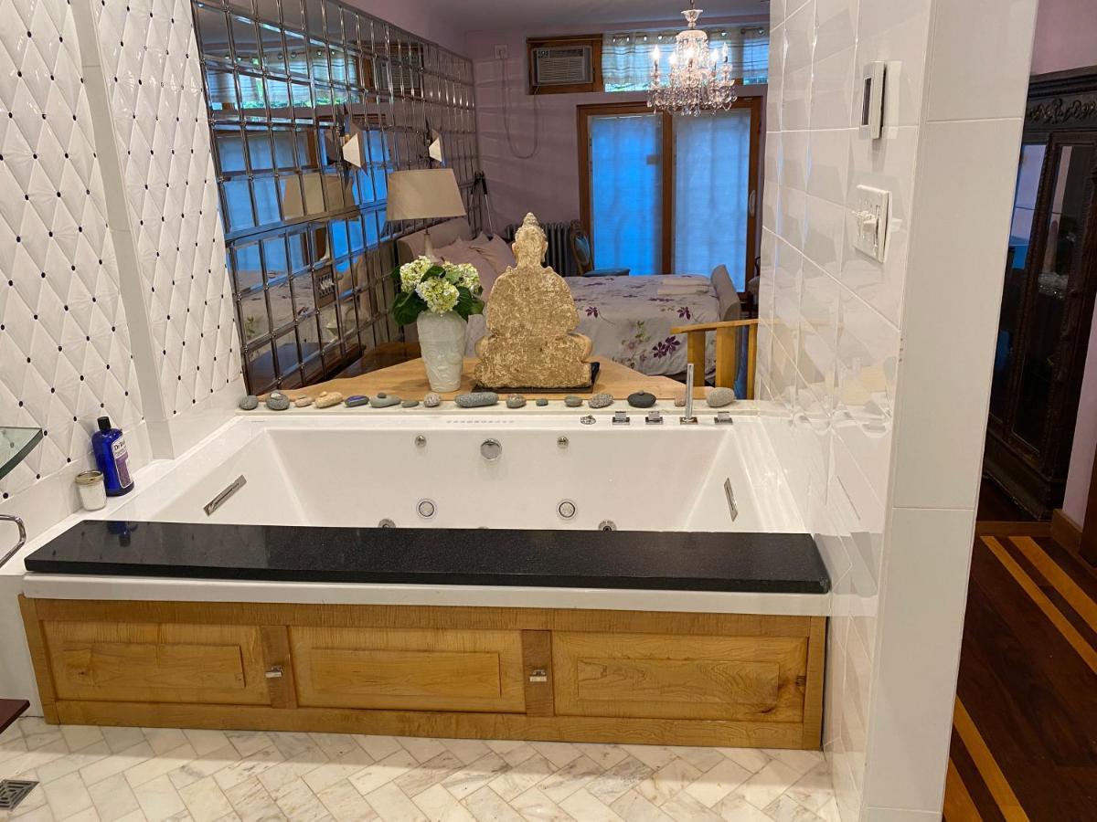 Deluxe Suite Spa Bath
