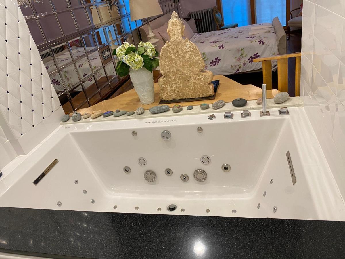 Deluxe Suite Spa Bath