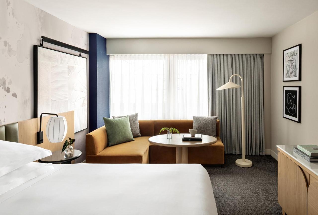 Essential King Room with Tub - Mobility Accessible
