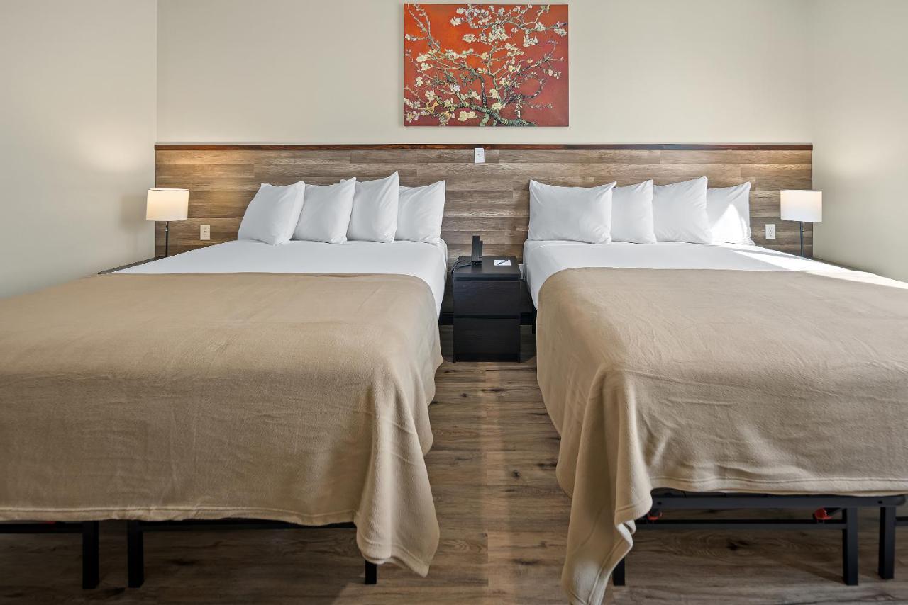 Deluxe Queen Room