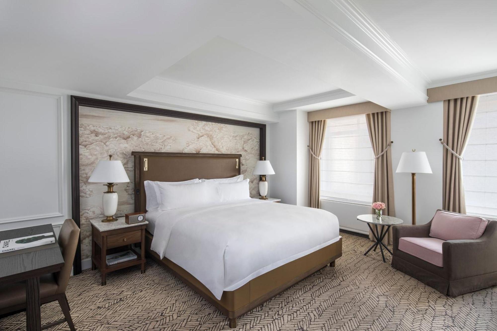 Deluxe Interior View Room 1 King Bed