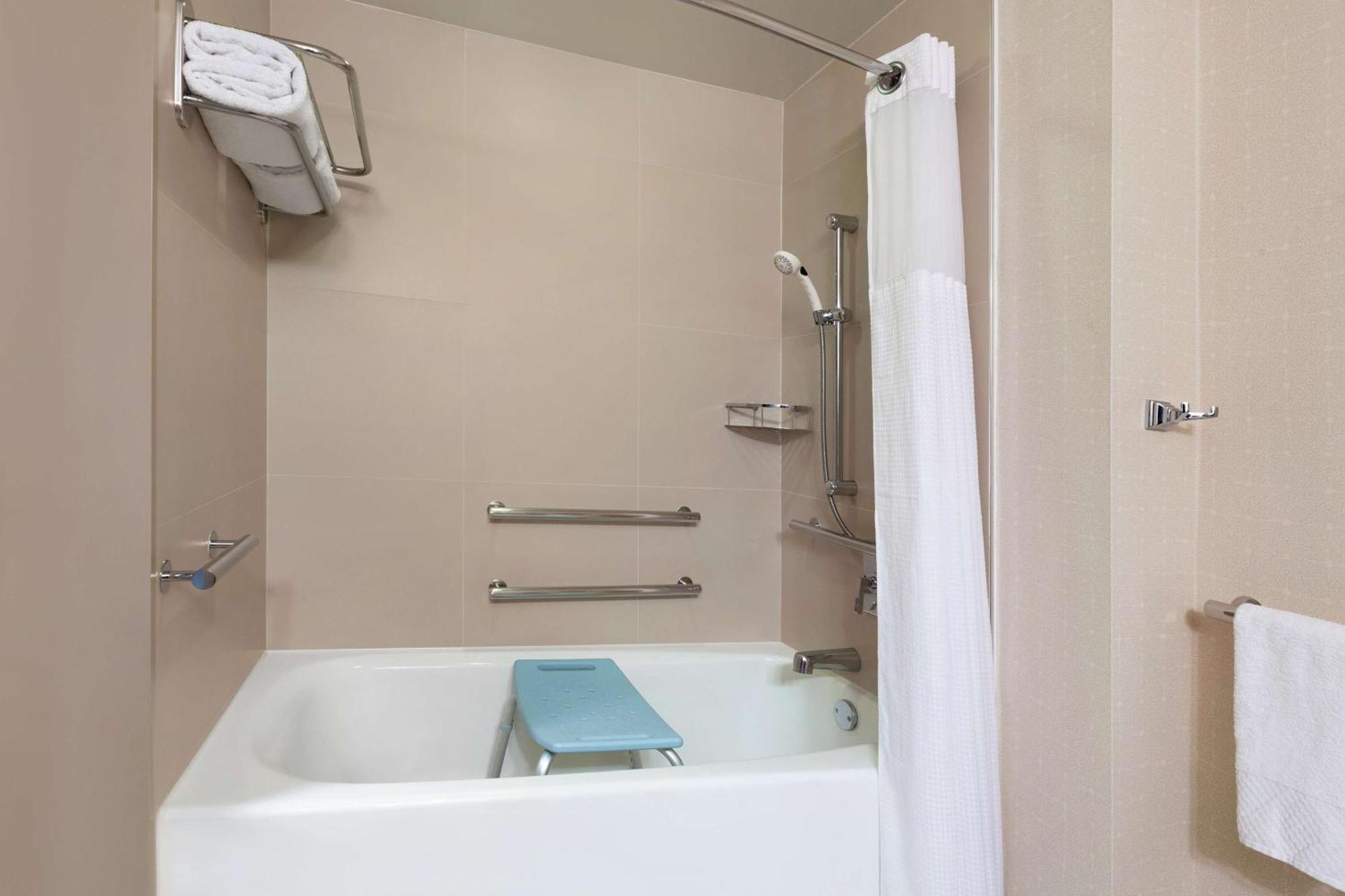 King Room City View Mobility or Hearing Access Tub,1552441399:JPEG