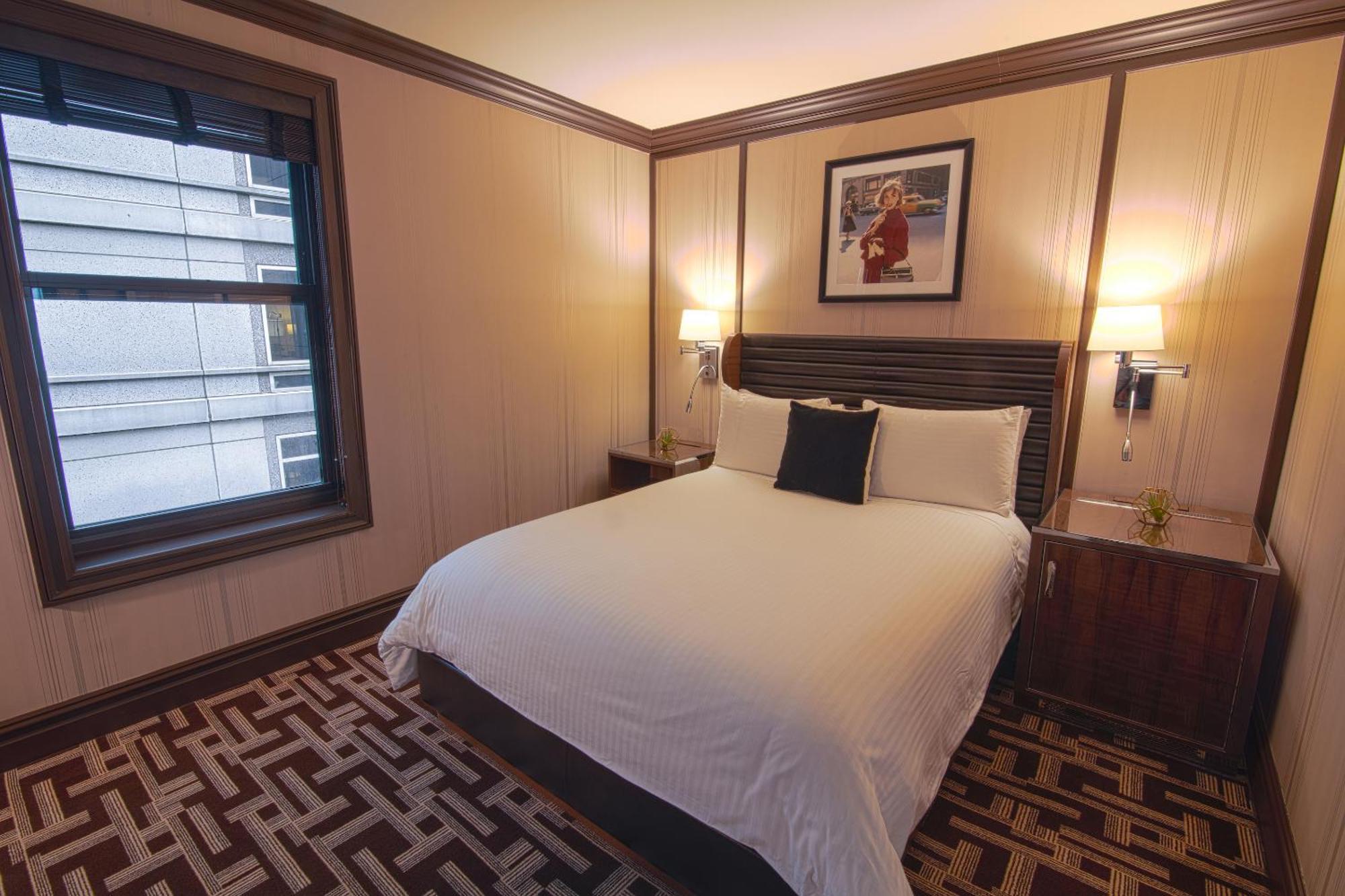 Deluxe 1 Queen Bed