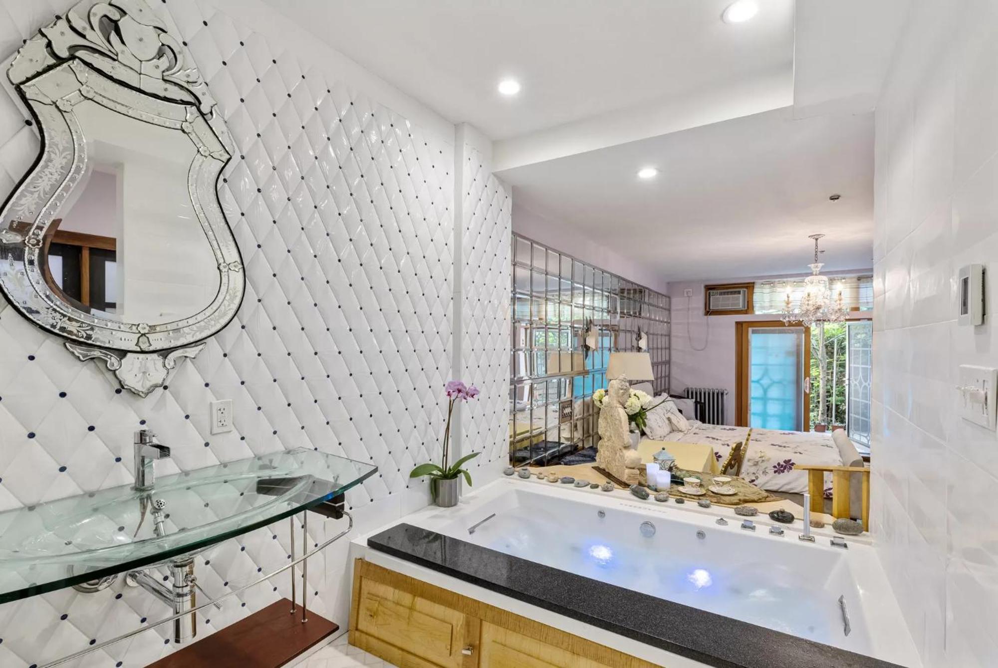 Deluxe Suite Spa Bath