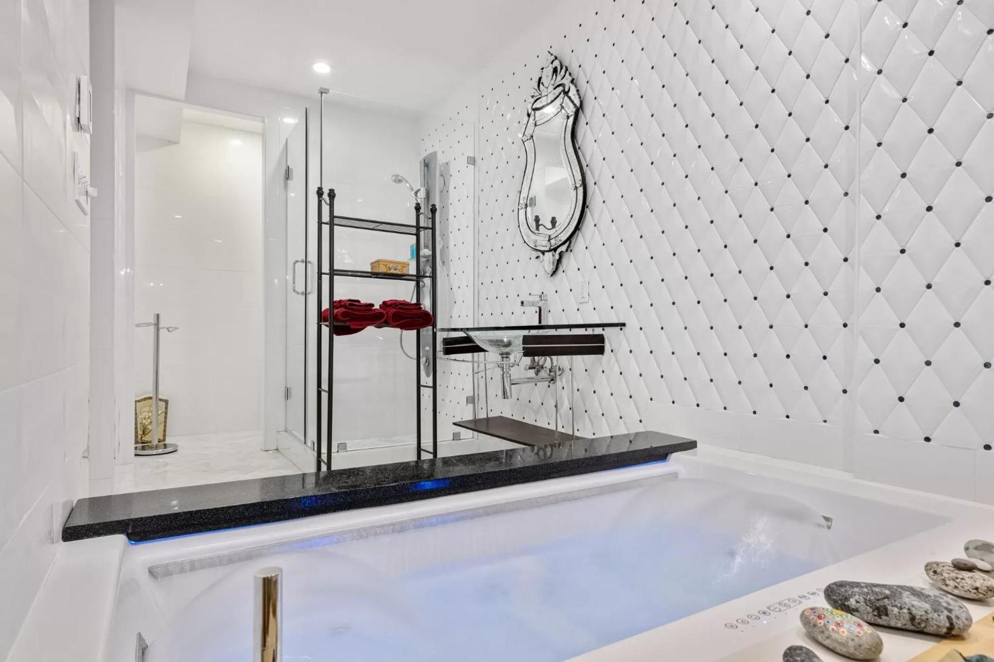 Deluxe Suite Spa Bath