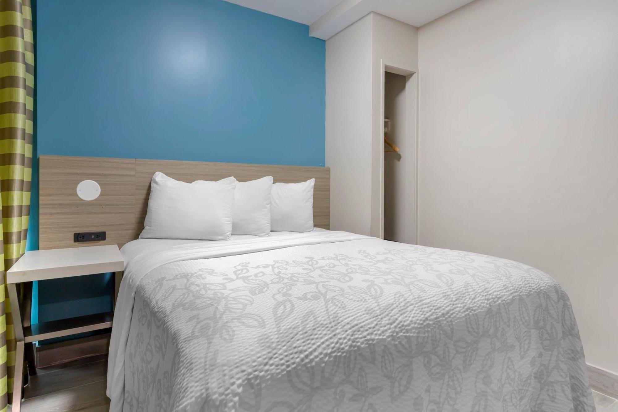 Queen Room - Disability Access/ Roll-In Shower Smoke Free