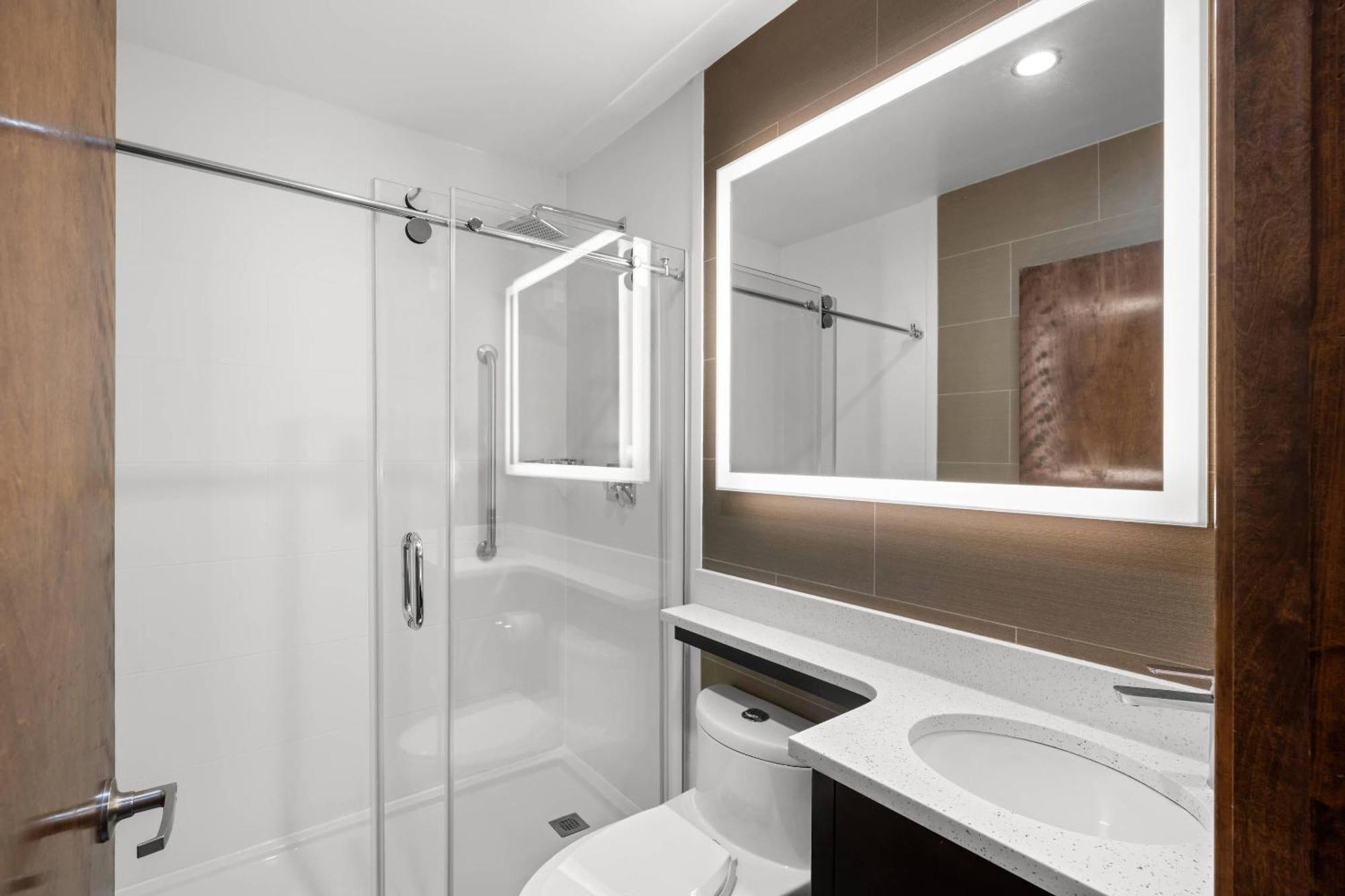 Queen Room - Mobility Accessible/Non-Smoking