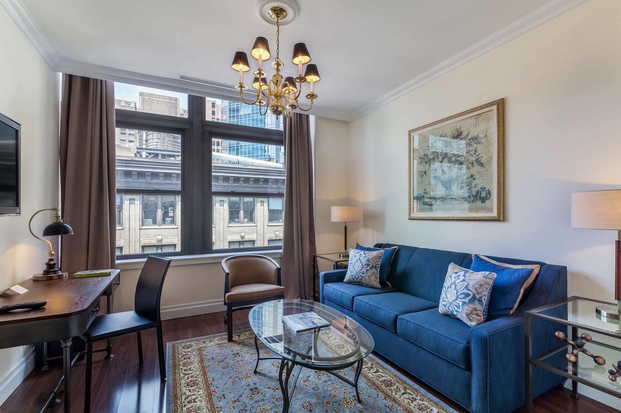 Deluxe Queen Suite